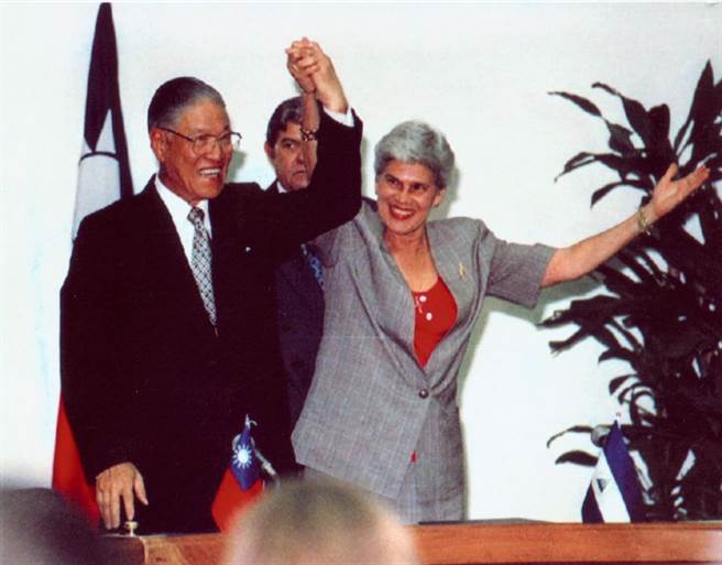 1994年05月07日李登輝總統與尼總統查莫洛夫人簽署中、尼聯合公報後，手牽手振臂為兩國友好關係慶賀。（林道銘尼加拉瓜傳真）