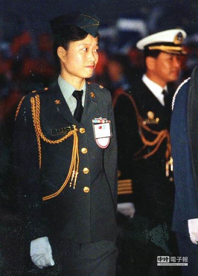 1992年03月04日我國為接待訪華的首位女性總統查莫洛夫人，首度安排女性侍衛官倪曼君來接待。（林道銘攝）