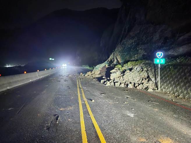 台2線83.1公里處邊坡坍方，警方在場管制。（民眾提供）