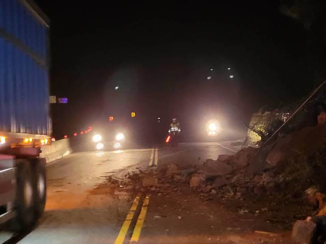 台2線83.1公里處邊坡坍方，警方在場管制。（民眾提供）