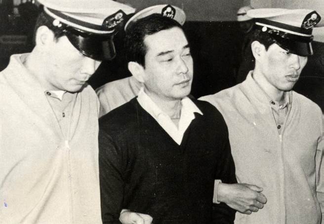 1985年04月02日江南命案嫌犯陳啟禮由法警押解出庭。（中央社馮國鏘攝）