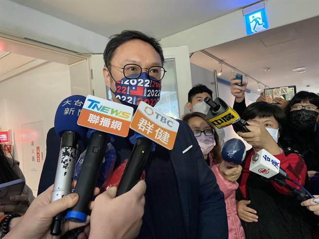 对于外界关心，认为他是战斗团队，台中市新闻局长郑照新表示，与其说是战斗团队，不如说是奋斗团队。（卢金足摄）