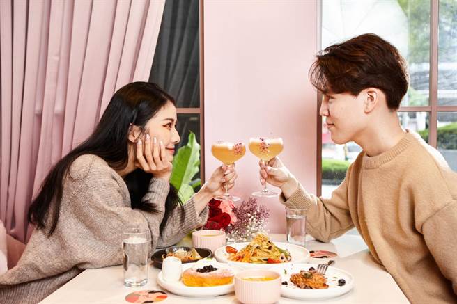 今年过年虽然仍在疫情中渡过，但明显民眾已开始习惯疫情下过节的变化，百货业者也表示因春节连假九天无法出国，加上天气溼冷及疫情影响，不少民眾都选择在地过年，像Global Mall春节期间的整体业绩、客单价也相较去年春节成长超过10%。（Global Mall提供）★中时新闻网关心您：喝酒过量，有碍健康！
★中时新闻网提醒您：酒后不开车，安全有保障