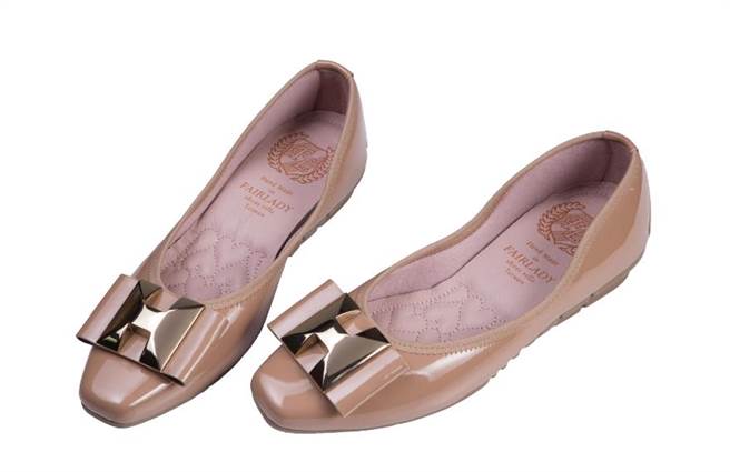 Global Mall新北中和店推出FAIRLADY刺绣尖头平底鞋，原价4380元，优惠价2580元。（Global Mall提供）