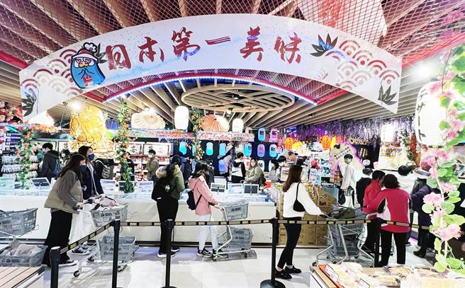 行政院8日宣告放寬日本福島周邊5縣市食品管制，引發各界關注爭議，民眾在賣場內選購日本進口食品。圖為新聞示意，圖中賣場並未販售福島災區食品。（范揚光攝）