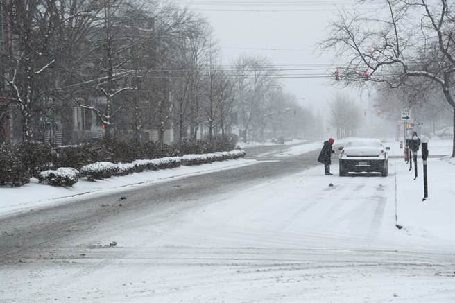 老翁成功救出一家三口之後，沿途又發現其他車輛同樣受困這場暴雪中。(圖/路透社) 