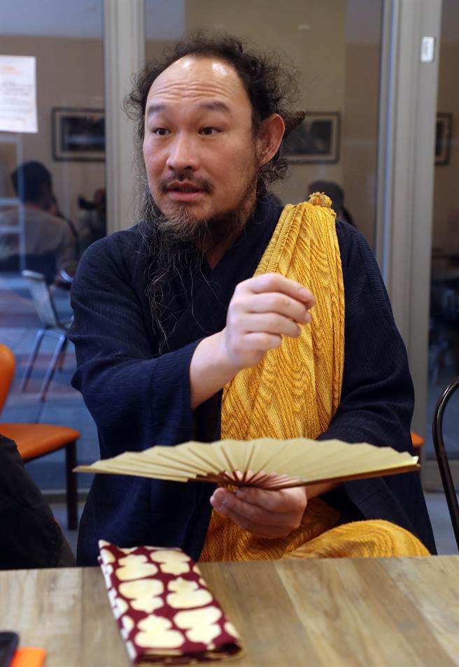 落语家戴开成和新生代剧场团队草搞场一起玩创作，试着为传统的日本相声艺术，找到和当代观眾共鸣的方式。（刘宗龙摄）