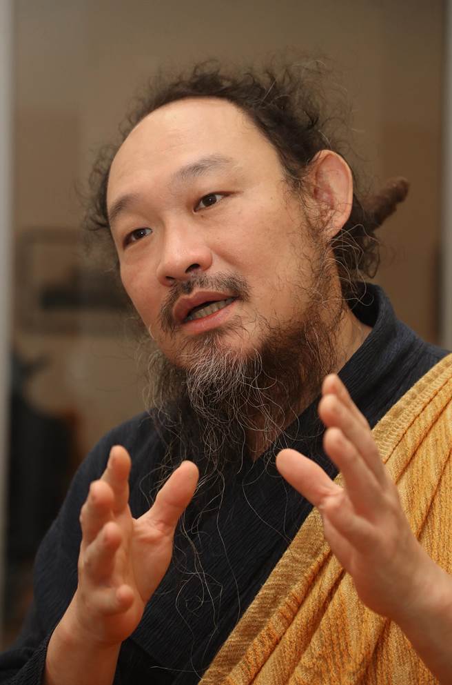 戴开成小时候第一次在日本老师的带领下，第一次听见落语表演，虽然当时听不懂日语，但对表演者的滑稽感印象深刻，这项艺术在他心中埋下种子。（刘宗龙摄）