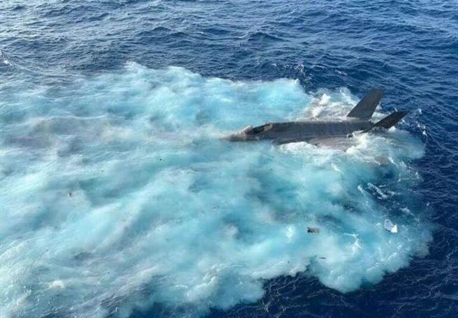 艦島上另一台攝像機拍攝的畫面顯示，F-35C戰機起火後，飛行員選擇彈射逃生，戰機拖著濃煙和火焰墜海，一些燃燒的碎片飛向停在甲板上的其他飛機。（圖／網路）