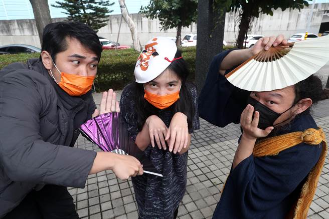 落语家戴开成和新生代剧场团队草搞场一起玩创作，试着为传统的日本相声艺术，找到和当代观眾共鸣的方式。左起为表演者戴华旭、编导李忆铢及戴开成。（刘宗龙摄）