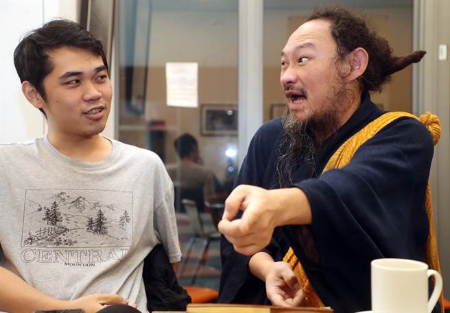 演员戴华旭（左）和落语家戴开成（右）一起玩创意。（刘宗龙摄）