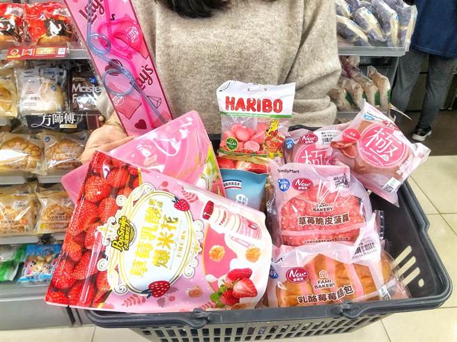 全家便利商点集结店舖主题货架、预购型录、麵包、甜点等近百项草莓商品应战，抢攻粉红商机。（全家便利商店提供）