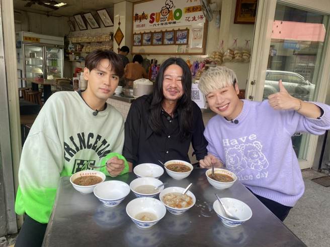 《食尚玩家魚肉鄉民》邀來三金天王乱彈阿翔，前往他的出生地宜蘭蘇澳大啖美食。（TVBS提供）