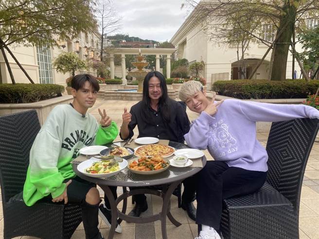 《食尚玩家魚肉鄉民》邀來三金天王乱彈阿翔，前往他的出生地宜蘭蘇澳大啖美食。（TVBS提供）