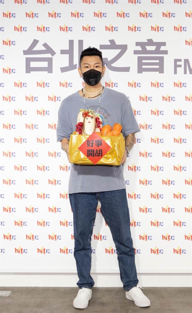 瘦子8日出席电台活动，热情发送开工红包。（Hit Fm联播网提供）