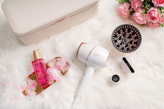 飛利浦吹風機今年特別攜手LOréal Paris推出限量禮盒組，當中包含飛利浦吹風機旗艦款Adele AI頂級智能溫控輕量護髮吹風機。（品牌提供）