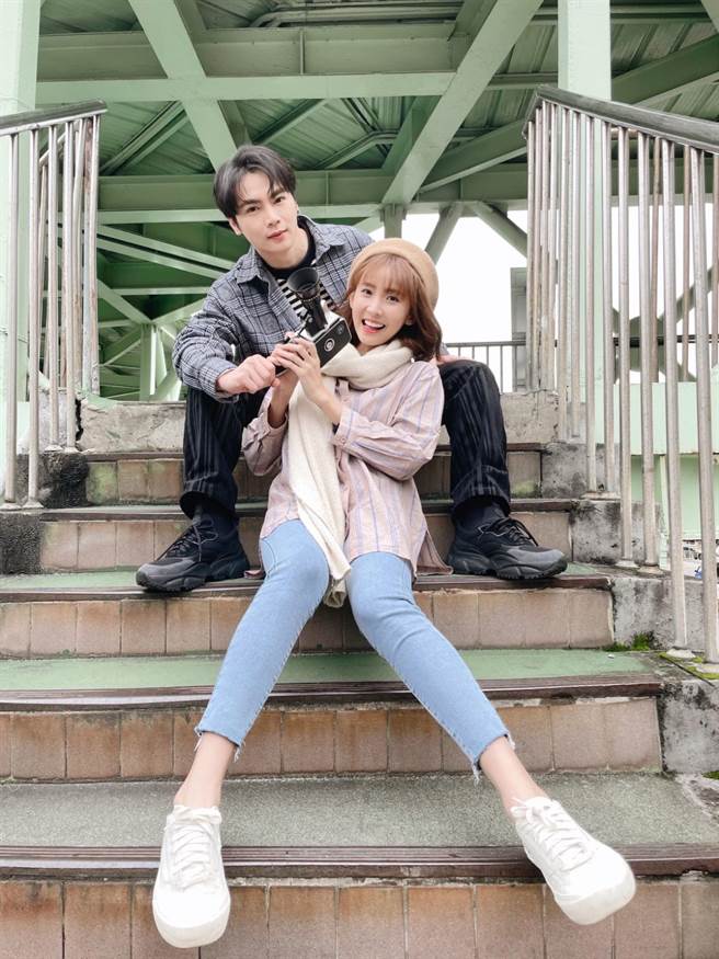 古曜威（後）8日拍攝新歌MV，邀來粿粿擔任女主角，互動甜蜜。（單純夢想文創事業提供）