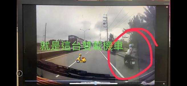 两名18岁青年在湖口机车双载，后方车辆行车纪录器拍下2人身影。（翻摄画面）
