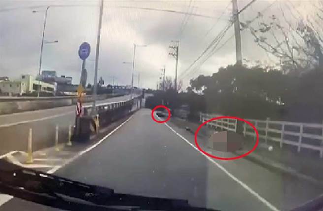 相隔1分多钟，行车纪录器再拍到两人身影，已双双趴在路边，机车喷飞数十公尺远。（翻摄画面）