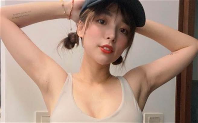 一只阿圆个性大剌剌，展现性感之余不忘幽默搞笑。（图／截取自一只阿圆IG）