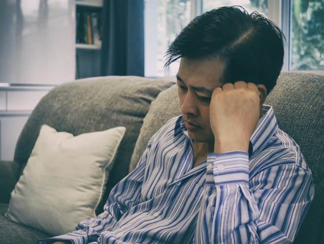 一名男子表示因疫情失業2年多，但資產數千萬並不缺錢，卻會為了小錢焦慮，網勸他「找事做」。（示意圖，非當事人。達志影像/shutterstock）