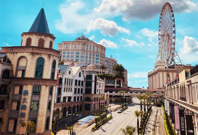 義大Outlet於今（8日）晚間公告，配合政府防疫政策，今晚間8點開始暫停營業，進行全館清潔消毒，將於明天（9日）正常營業。（義大Outlet提供）