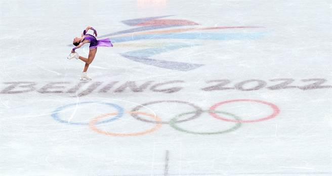 瓦莉娃在冬季奥运独领风骚，创下花式滑冰首位在奥运完成四周跳的女子选手。（新华社）