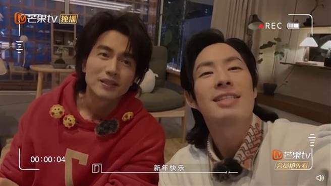 言承旭、吴建豪久违见面，一开始互动略有些尷尬，之后才慢慢放松。（图／翻摄自微博／朋友请听好）
