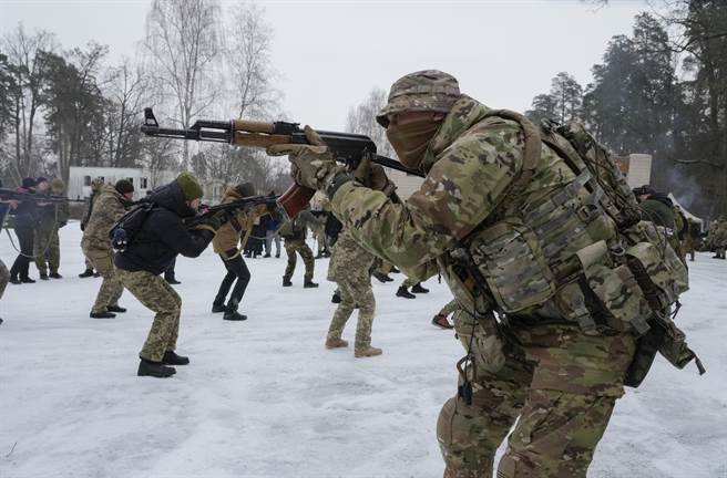 在俄國拒絕撤回駐防在烏克蘭邊境的部隊後，美國總統拜登宣布，他準備派遣1000名士兵到羅馬尼亞，另有2000名美軍派往波蘭。 (圖/美聯社) 