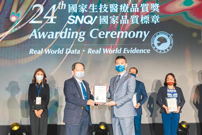 生丽国际集团「6A高效锁水防晒霜」荣获SNQ国家品质标章，为台湾唯一防晒保养品得奖，生丽国际集团执行长黄隆源（右）接受颁奖。图／业者提供