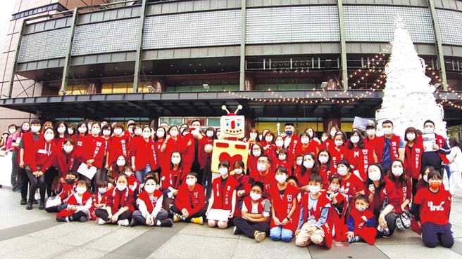 台新銀行表示，慈善信託可依照委託人規劃捐贈給指定機構，同時委託人可保有信託資產的運用決定權，圖為台新銀行公益慈善基金會推動「您的一票，決定愛的力量」活動照片。圖／台新銀提供