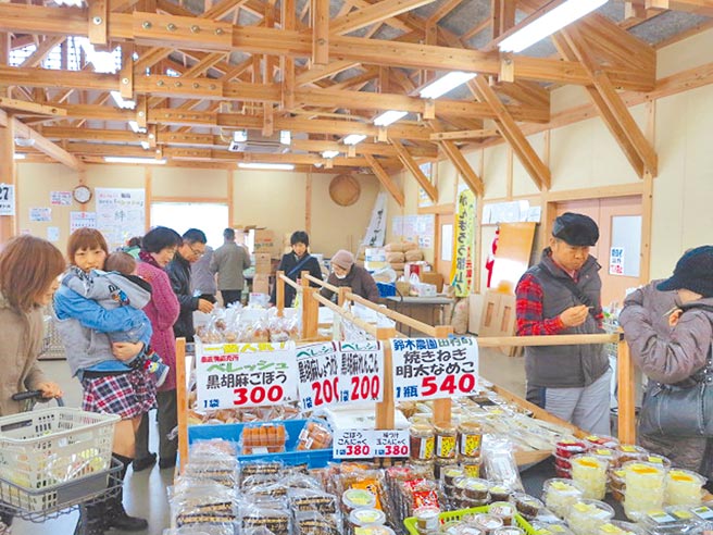 禁止输入台湾逾10年的日本福岛核灾区食品，行政院今将宣布解禁。图为福岛县郡山市农产品直销中心「新鲜蔬菜」，引进4部辐射检测仪器，检测无超标的蔬果才能上架，检测人员表示可安心买来吃。 （中央社）