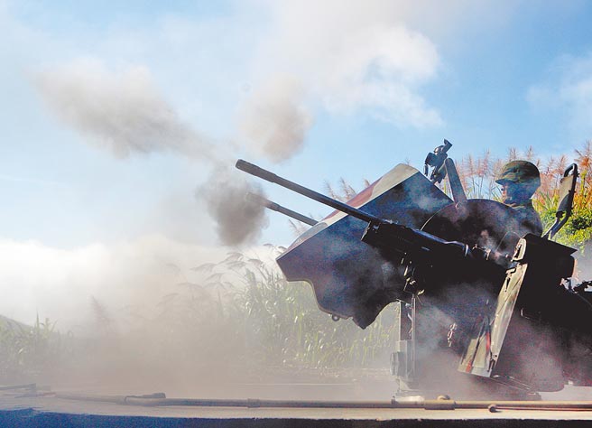 东引战炮连昔日以20机炮实弹射击。（本报资料照片）