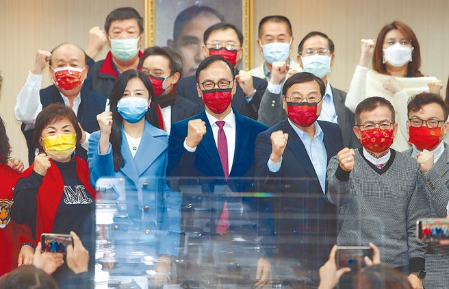 國民黨主席朱立倫（中）7日參加黨籍立委的新春團拜，他在致詞時表示今年是選舉戰鬥年，國民黨一定要上下一心團結在一起，才能迎接勝利，他並且表示本周三的中常會將討論九合一選舉提名時程，希望在艱困選區盡快提出提名人選，做好萬全準備。（季志翔攝）