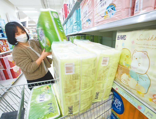 国内卫生纸大厂永丰余消费品实业在去年底曾表示，虎年农历春节后调涨旗下卫生纸的售价，抽取式卫生纸将调涨8%，永丰实7日指出，将在2月下旬进行调涨，民眾7日在大卖场选购卫生纸。（陈怡诚摄）