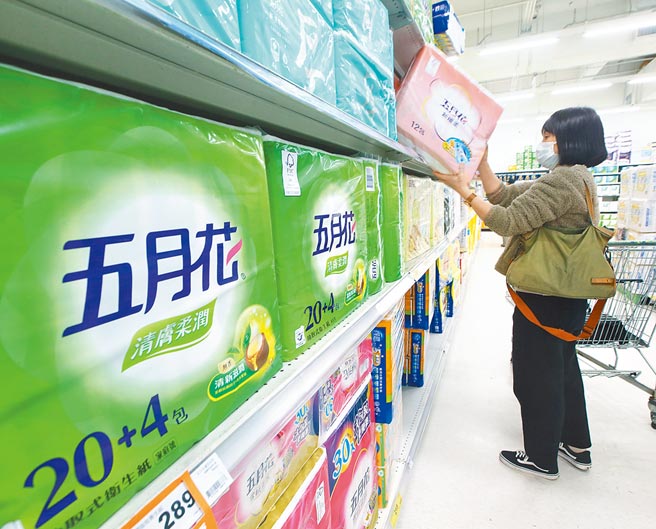 国内卫生纸大厂永丰余消费品实业在去年底曾表示，虎年农历春节后调涨旗下卫生纸的售价，抽取式卫生纸将调涨8%，永丰实7日指出，将在2月下旬进行调涨，民眾7日在大卖场选购卫生纸。（陈怡诚摄）