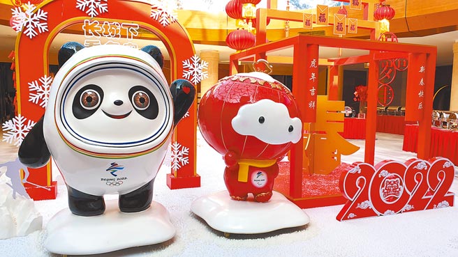 北京冬奧開幕式後，大陸國寶熊貓造型的吉祥物「冰墩墩」暴紅。圖為在冬奧新聞中心裡的「冰墩墩」和「雪容融」大型玩偶。（藍孝威攝）