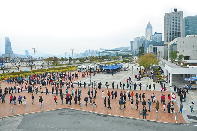 香港疫情升温，7日通报新增614例确诊，创2年多来新高，更有专家指出，农历春节民眾社交接触多，恐将出现「单日新增1000例的情况」。图为6日香港民眾在中环爱丁堡广场排队做核酸检测。（中新社）