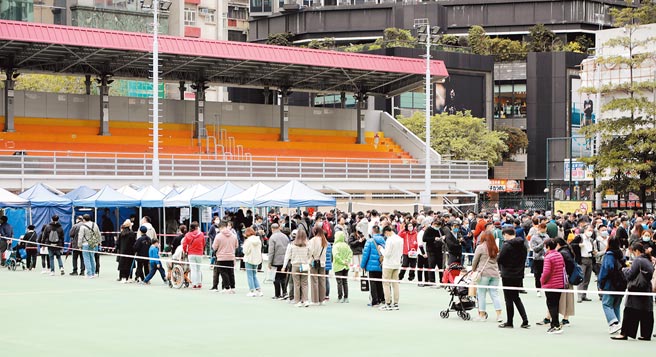 香港疫情嚴峻，7日新增614宗新冠肺炎確診個案，其中607宗屬本地個案。圖為香港大批市民在旺角麥花臣流動檢測站大排長龍等候檢測。（中新社）