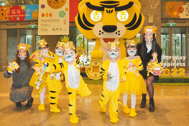 新北市金虎爷小提灯登场，有金虎爷、黄虎将军、黑虎将军三款造型，还有特别版「金虎帽」。（新北市民政局提供／叶德正新北传真）