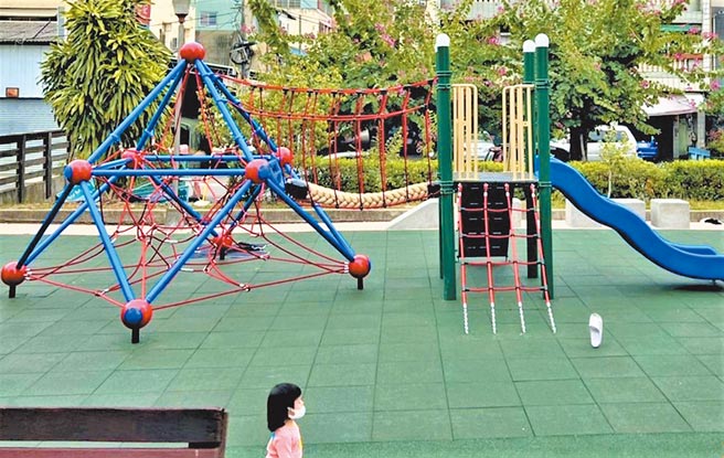 台中市府建设局强调，组合游具设施，与施工前说明会愿景图相符。（台中市府提供／卢金足台中传真）