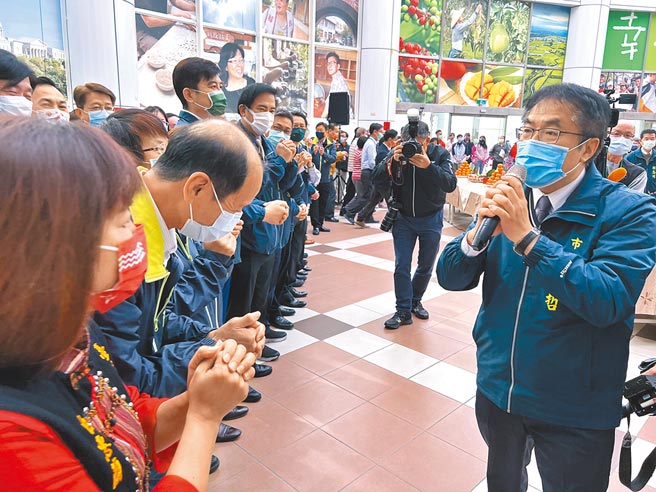 台南市长黄伟哲（右）与市府员工互道新春愉快。（洪荣志摄）