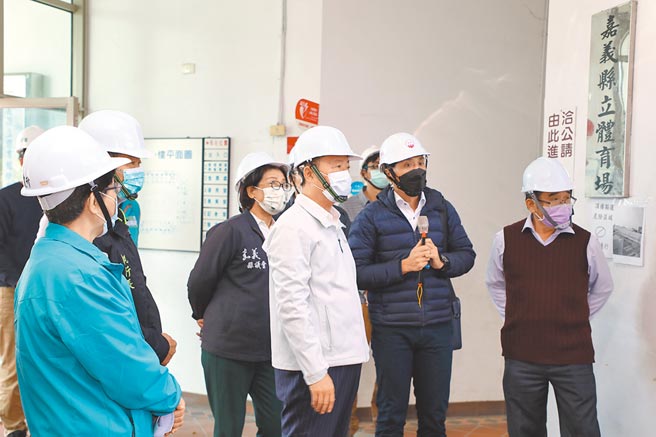 嘉义县长翁章梁（前排右三）视察县立体育馆整修工程现况。（廖素慧摄）
