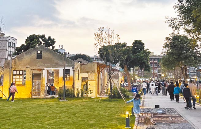 屏東市遺構公園夜晚光環境，吸引不少民眾前來走春。（林和生攝）