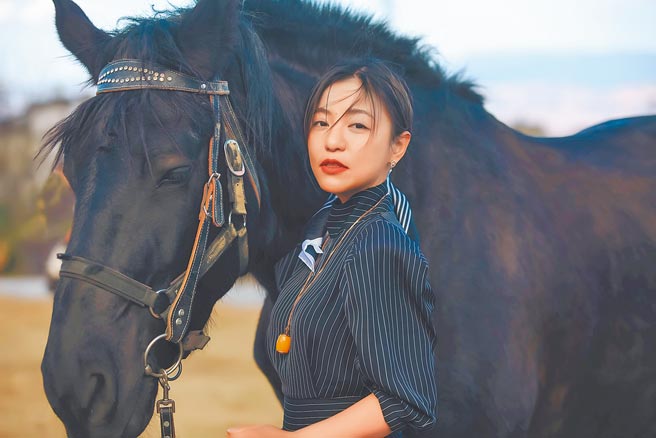 丁噹利用年假飞到大理找老师学习手碟，沉浸在当地的美景中。                                                （相信音乐提供）