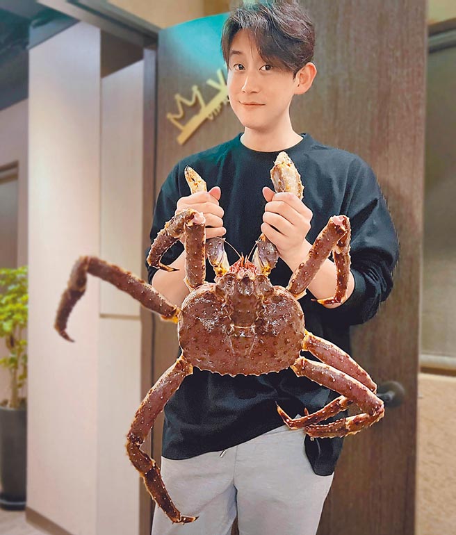 陈乃荣吃帝王蟹养精蓄锐。（相信音乐提供）