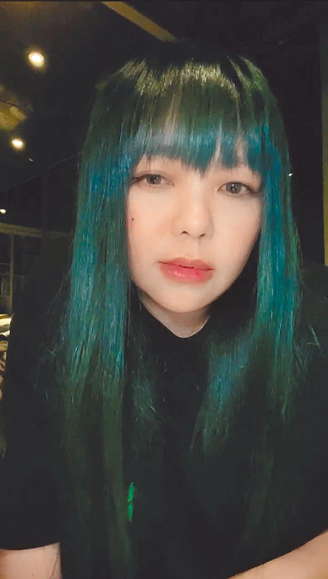 阿妹有时会开直播和歌迷分享自己的生活。（摘自IG）