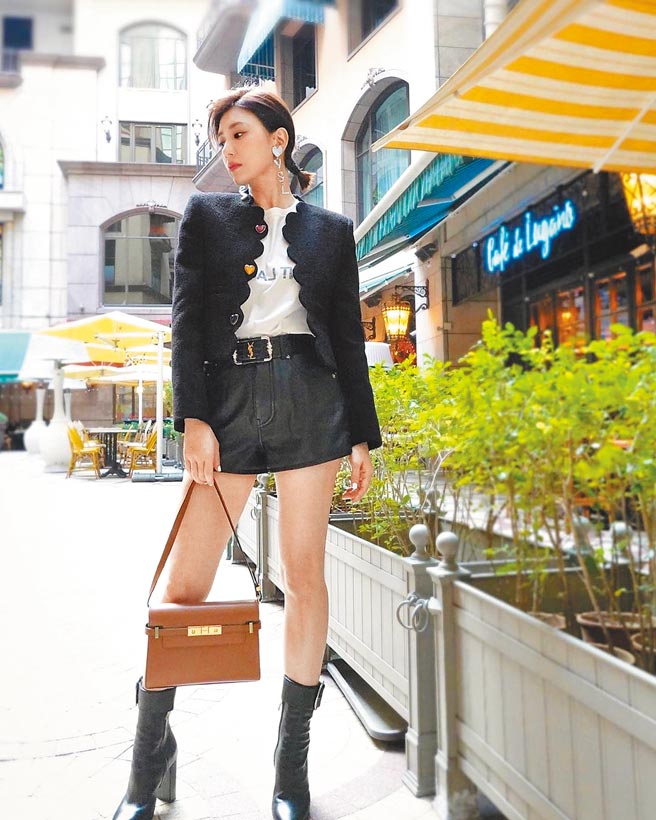 贾静雯人美又会演，穿起Saint Laurent更是展现强大的时尚气场。（Saint Laurent提供）