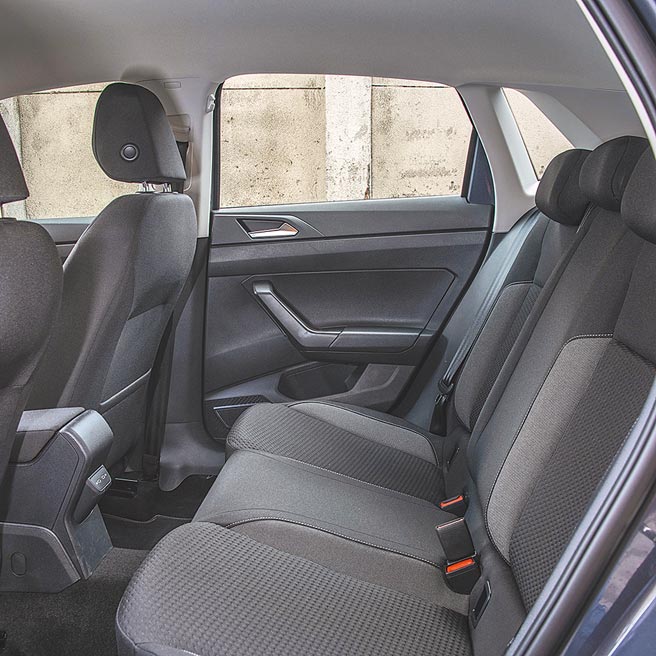 后座中央有2个USB插孔。（陈大任摄）