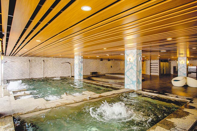 福容福隆店，全台唯一本岛海洋温泉，徜徉百坪大浴场。（福容大饭店提供）